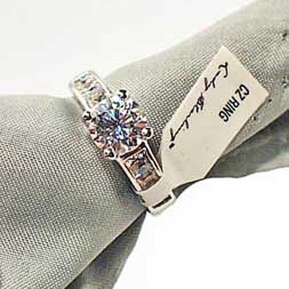 2 ct CUBIC ZIRCONIA & 6 SQUARE SIDE STONES, STERLING SILVER, Sz 8, GENUINE FACET - Picture 4 of 5